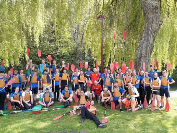 Groepsfoto van schoolklas bij het kajakken