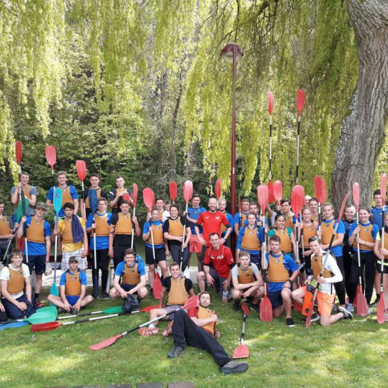 Groepsfoto van schoolklas bij het kajakken